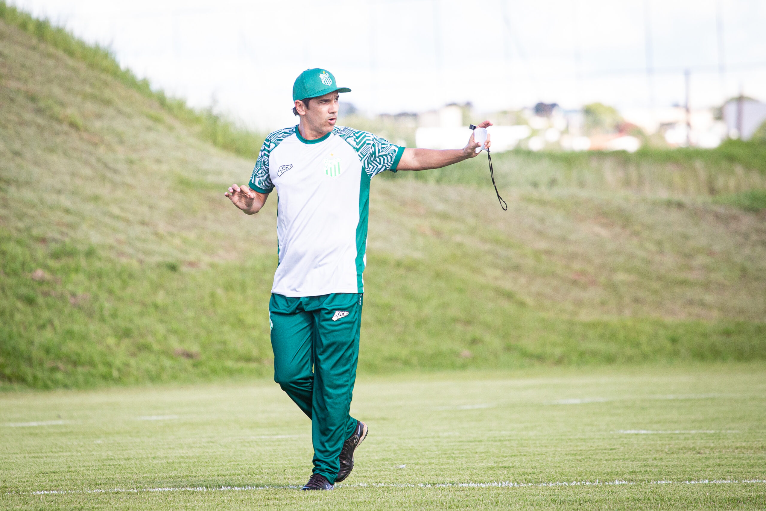 Uberlândia acerta com técnico Lúcio Flávio para sequência da temporada