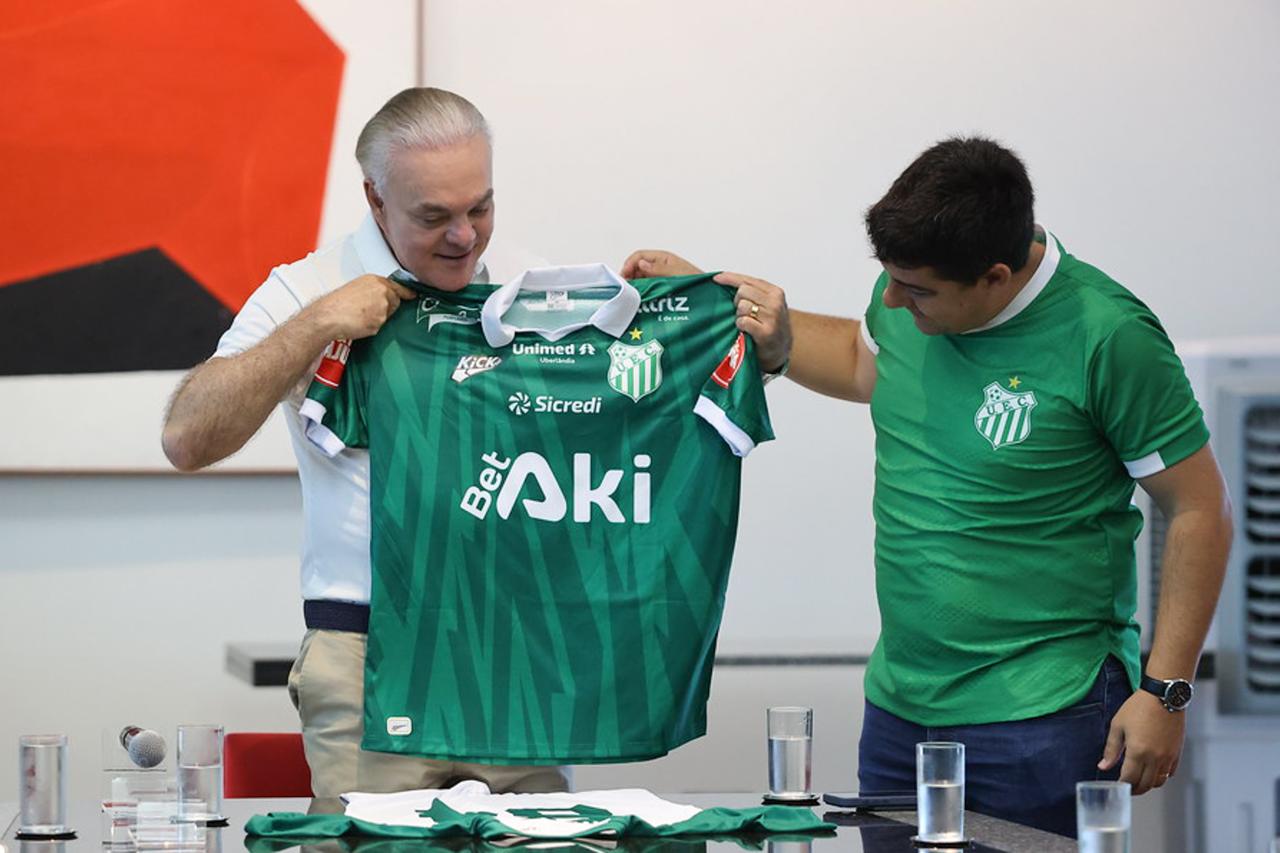 Jogadores do Uberlândia SAF encontram com prefeito Paulo Sérgio