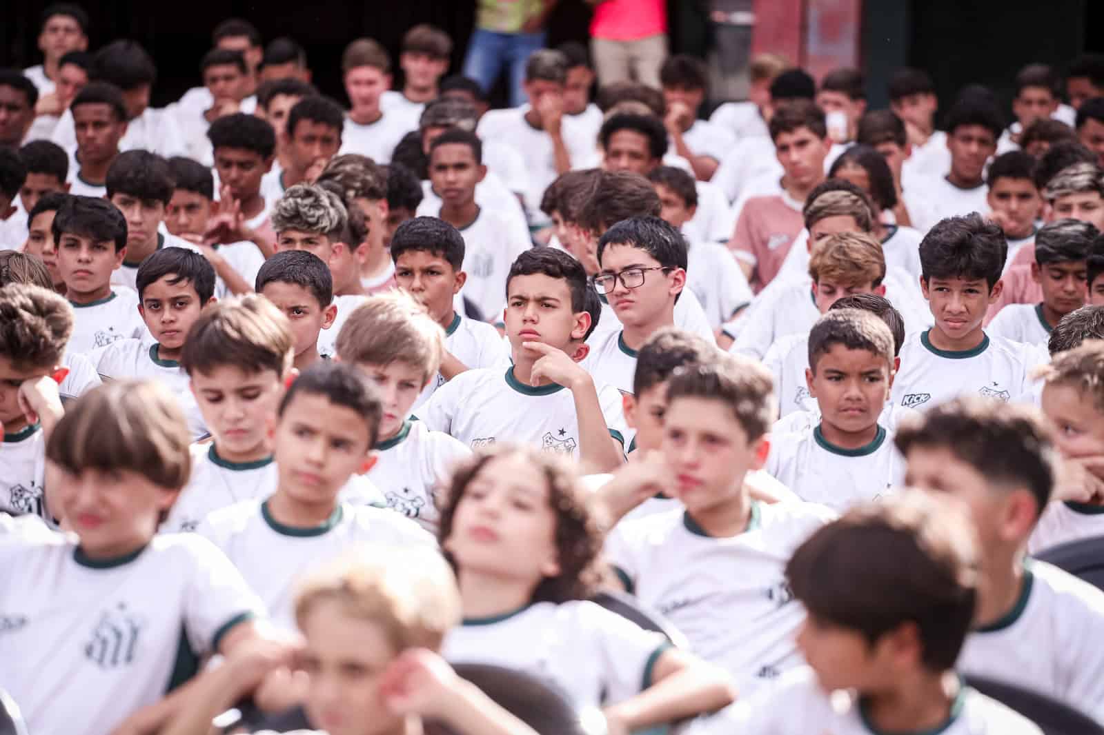 Uberlândia SAF entrega novos uniformes às categorias de base