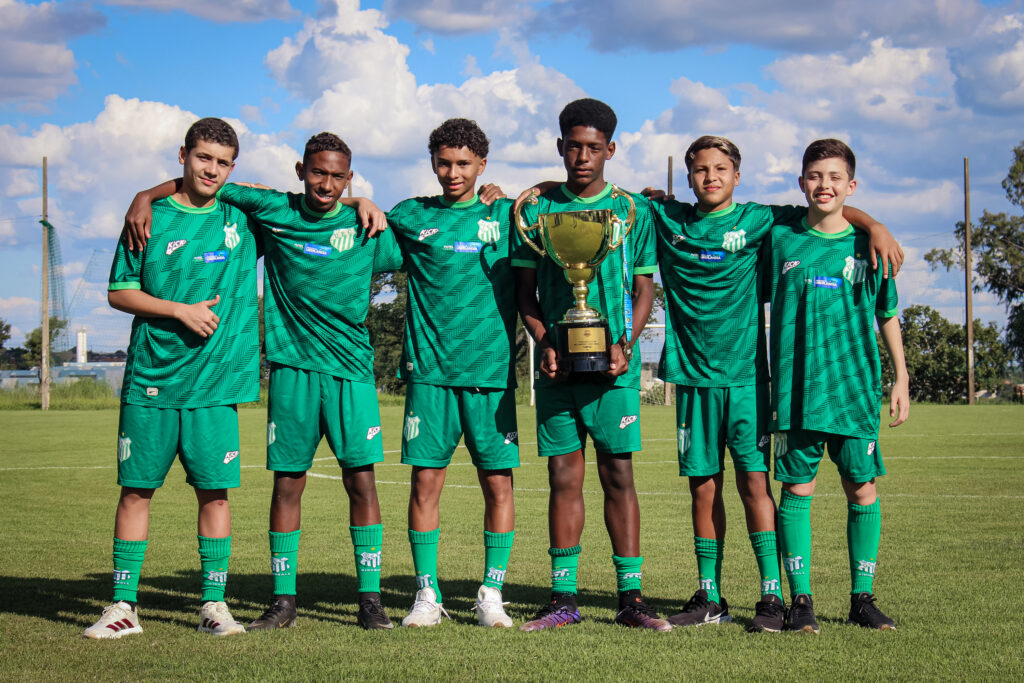 Campeões da Taça Brasil Sub-14 de Futsal pela Futel no CT Ninho do Periquito. Oito atletas da equipe da Futel também fazem parte das categorias de base do Uberlândia.