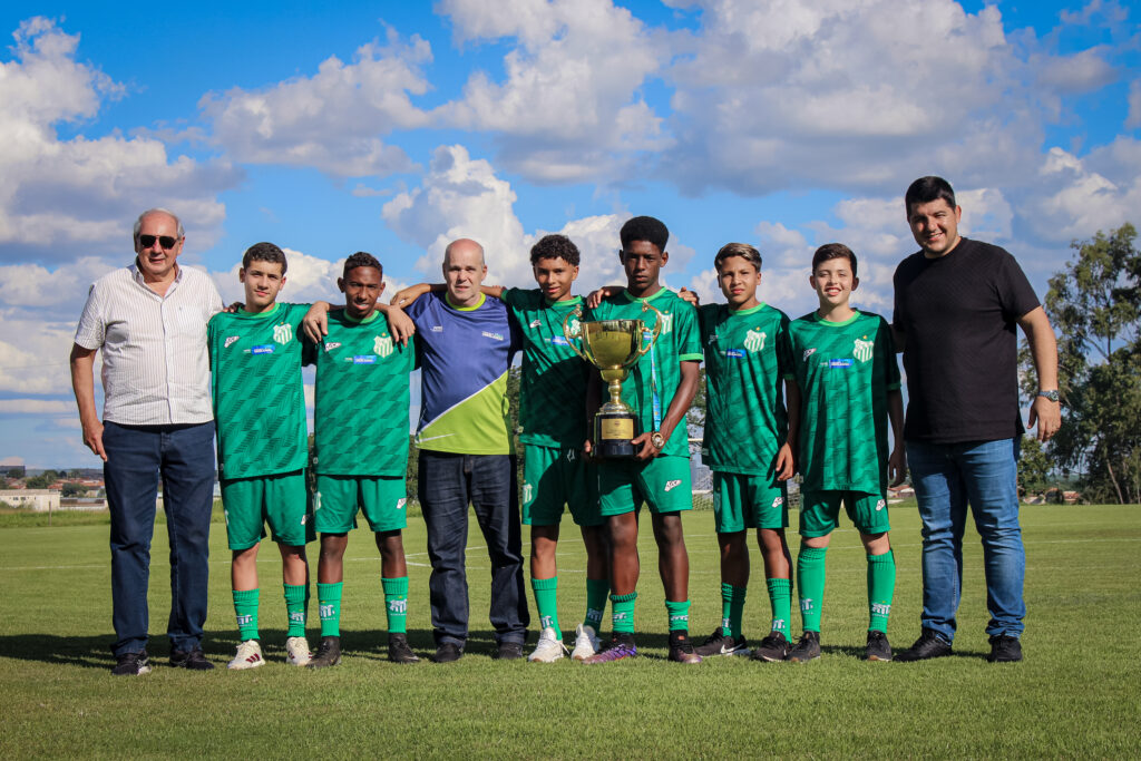 Campeões da Taça Brasil Sub-14 de Futsal pela Futel no CT Ninho do Periquito. Oito atletas da equipe da Futel também fazem parte das categorias de base do Uberlândia.