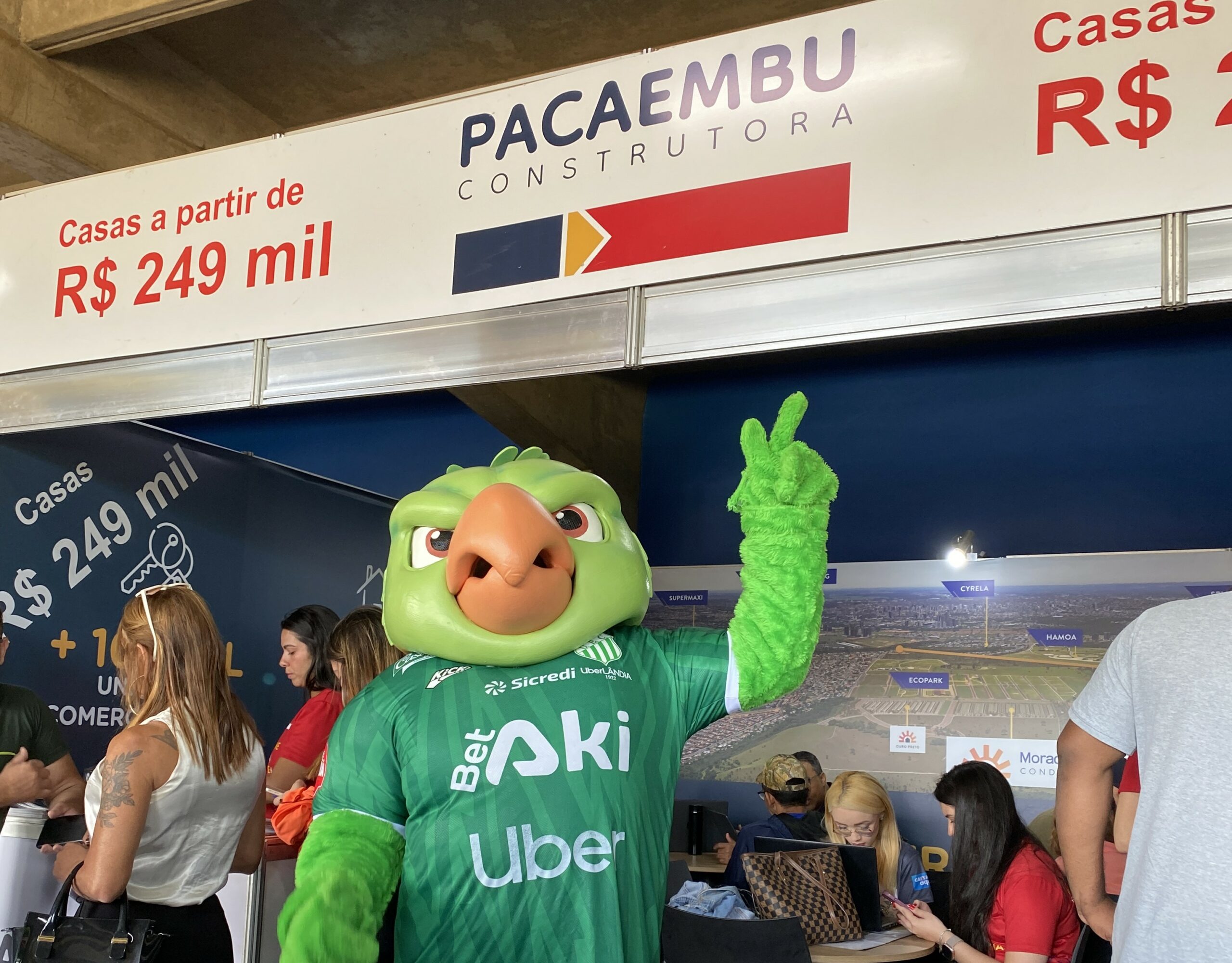 Periquitão participa de evento imobiliário ao lado da Pacaembu Construtora em Uberlândia