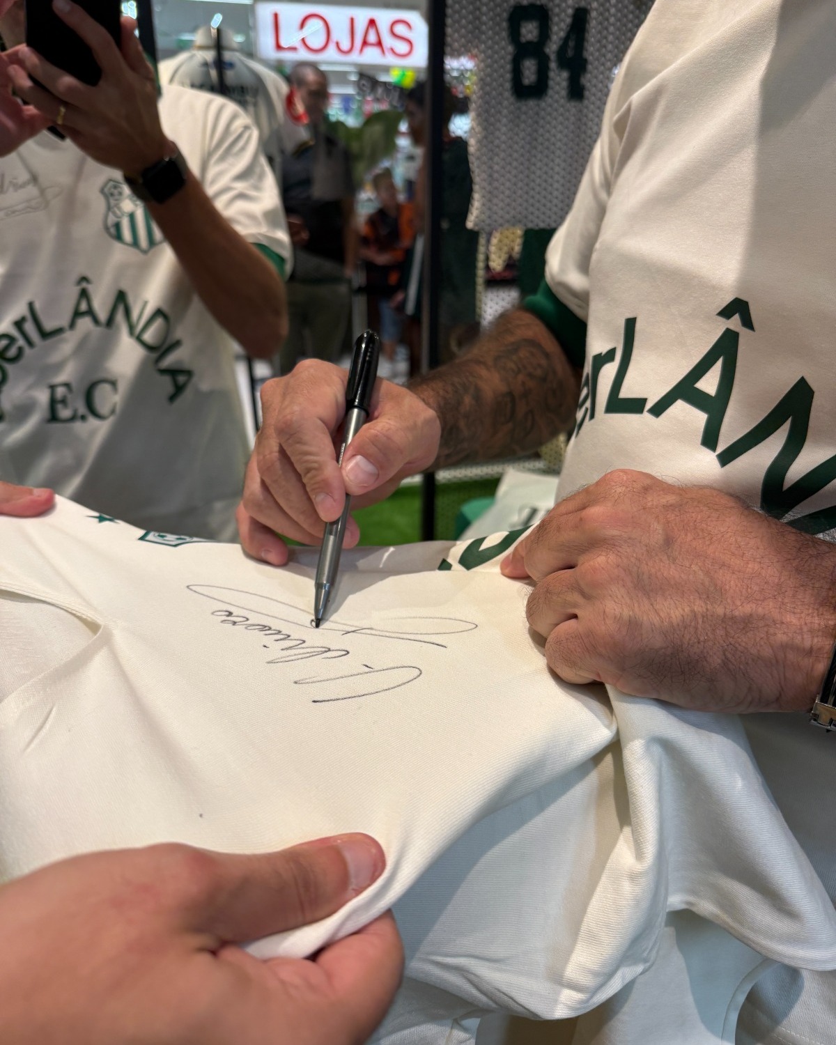 Danilo participa de tarde de autógrafos na Loja do Verdão