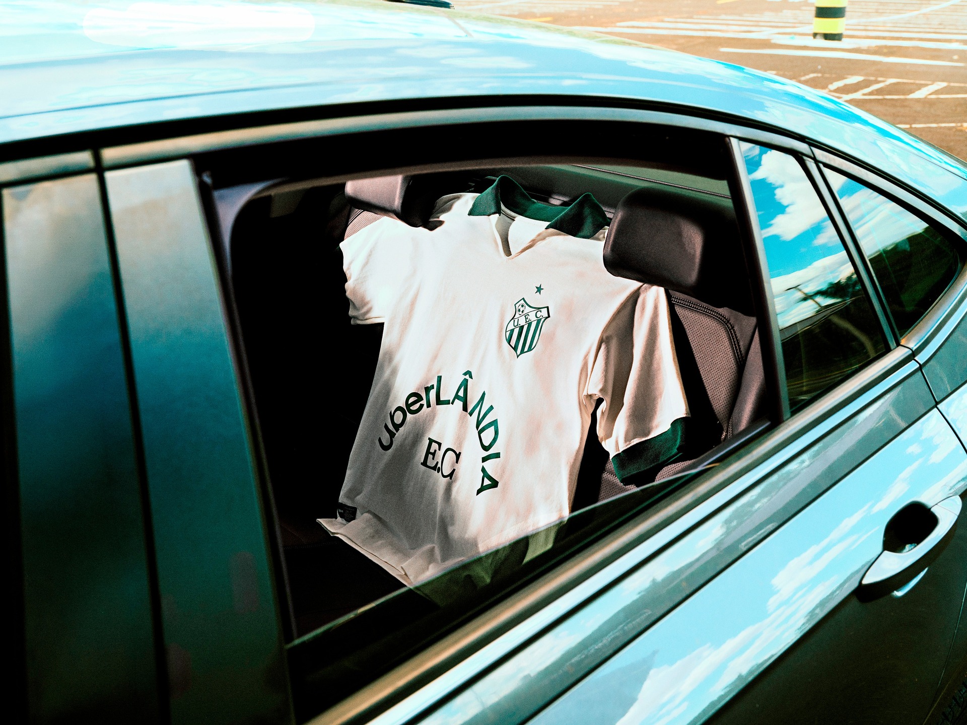 Camisa retrô UberLÂNDIA em parceria com a Uber está disponível na Loja do Verdão