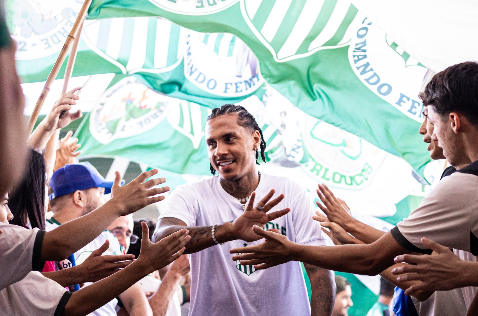 AeroVerdão: torcida apoia o elenco antes do embarque para Maceió